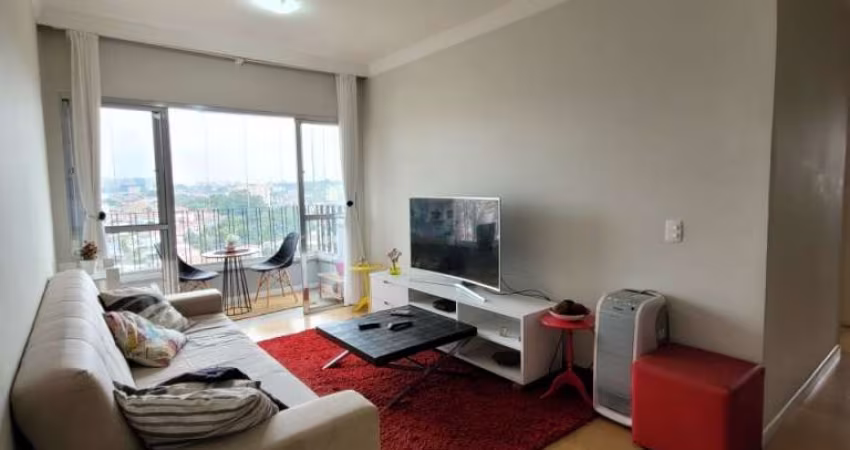 APARTAMENTO COM FINO ACABAMENTO, REPLETO DE ARMÁRIOS.