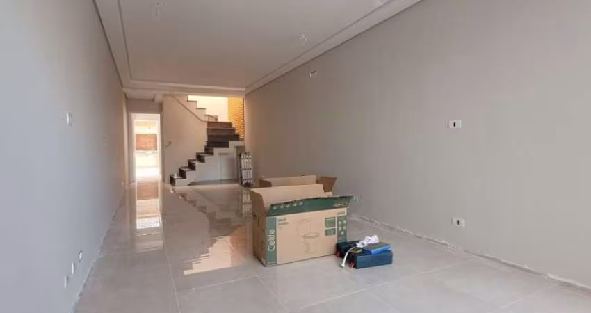 SOBRADO NOVO COM FINO ACABAMENTO NA VILA ISA.