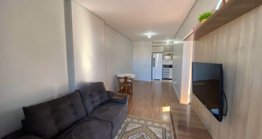 Belíssimo apto com 02 quartos, mobiliado e no centrão.
