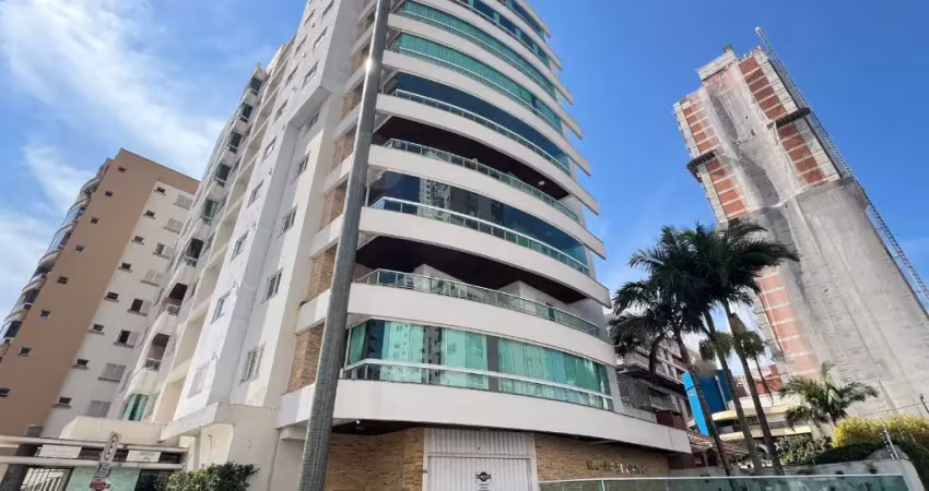 Apartamento mobiliado, com 03 quartos, 02 salas, cozinha, ampla sacada com churrasqueira e pertinho do marista