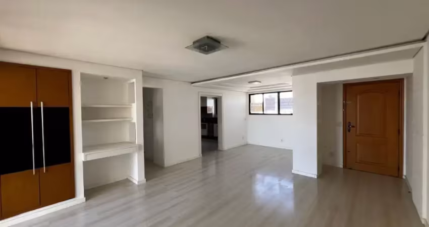 Apartamento no centro, com bastante espaço, duas vagas e que pega sol.