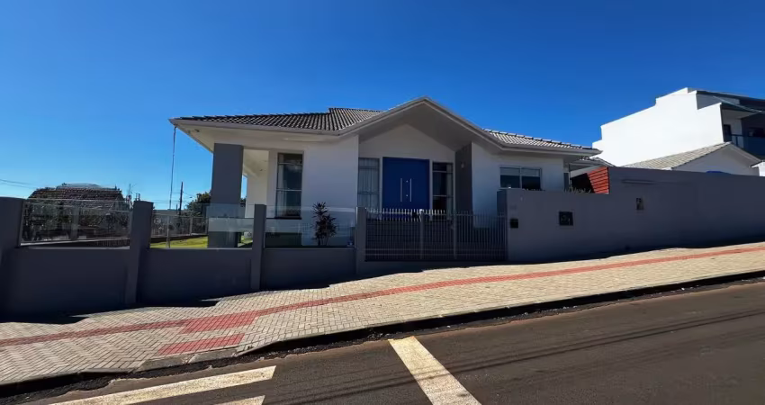 Linda casa com 03 suítes, mobiliada, salão de festas e piscina.
