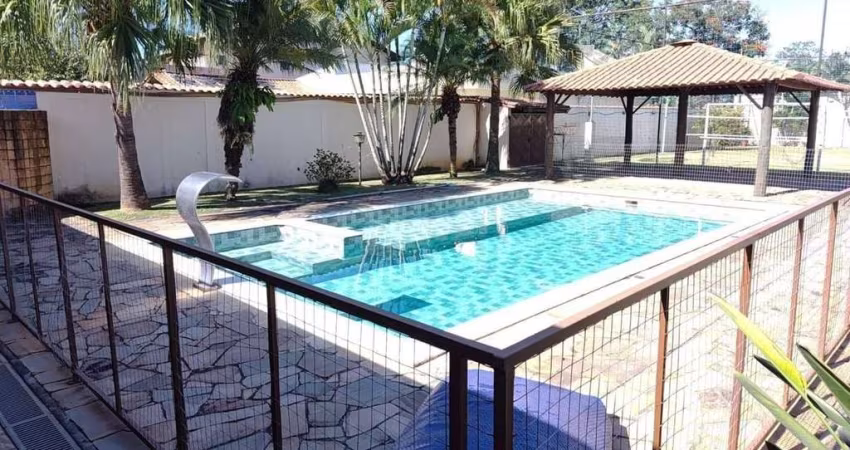 CASA TÉRREA EM CONDOMÍNIO COM 4 DORMITÓRIOS, 3 BANHEIROS, 4 VAGAS, PISCINA, CAMPO GRAMADO, ÁREA GOURMET, 3 SALAS, COZINHA PLANEJADA, TERRENO DE 1.400M2, A.C  479M2, MEDEIROS, JUNDIAÍ-SP