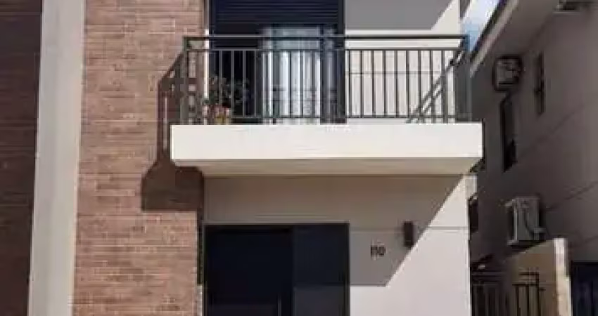 Lindo sobrado em condomínio com lazer completo,  2 suítes,  sala ampla,  cozinha americana, lavabo, quintal,  2 vagas. medeiros,  jundiaí-sp