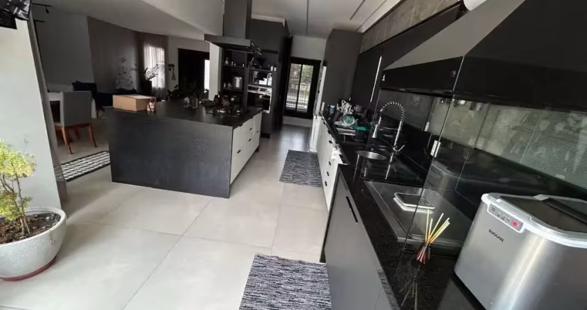 Casa térrea com 400m2 em condomínio, 4 dormitórios, 4 banheiros, closet, piscina. localizada no bairro medeiros, jundiaí-sp