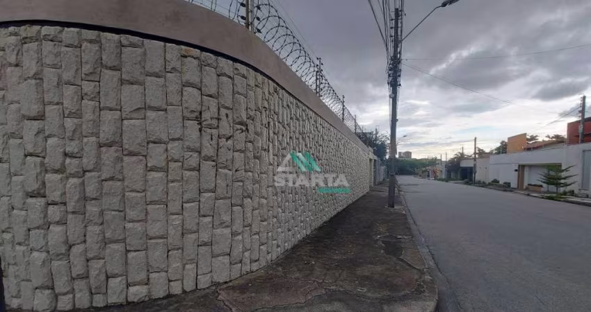 Casa com duas frentes para fins comerciais