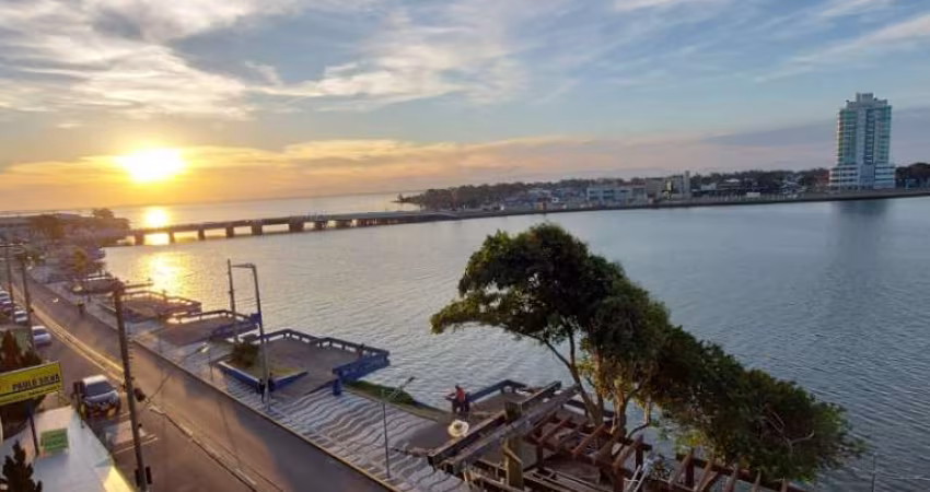 Apartamento 3 Dormitórios à venda no Bairro Centro com 203 m² de área privativa - 2 vagas de garagem