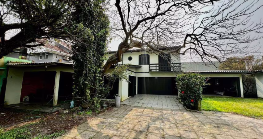 Casa 3 Dormitórios à venda no Bairro Centro com 242 m² de área privativa - 2 vagas de garagem