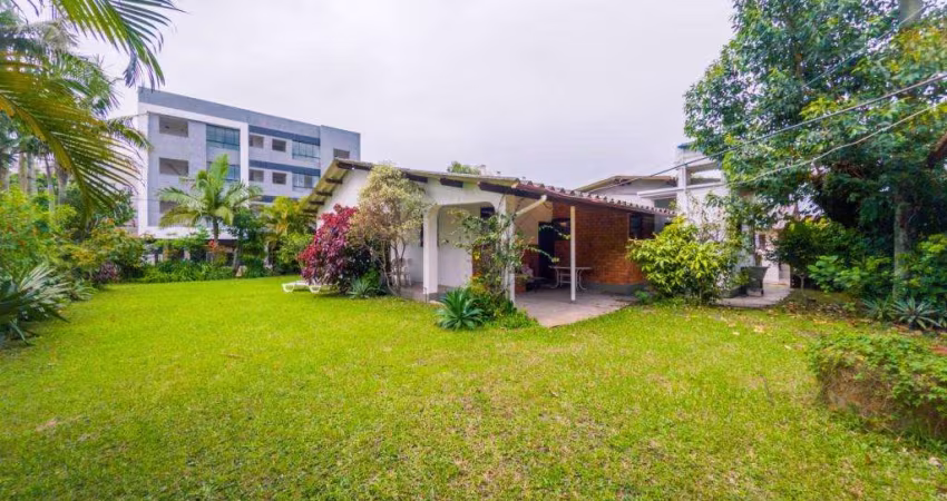 Casa 7 Dormitórios à venda no Bairro Centro com 247 m² de área privativa - 2 vagas de garagem