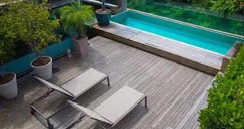Cobertura reformada com piscina em área nobre vista verde