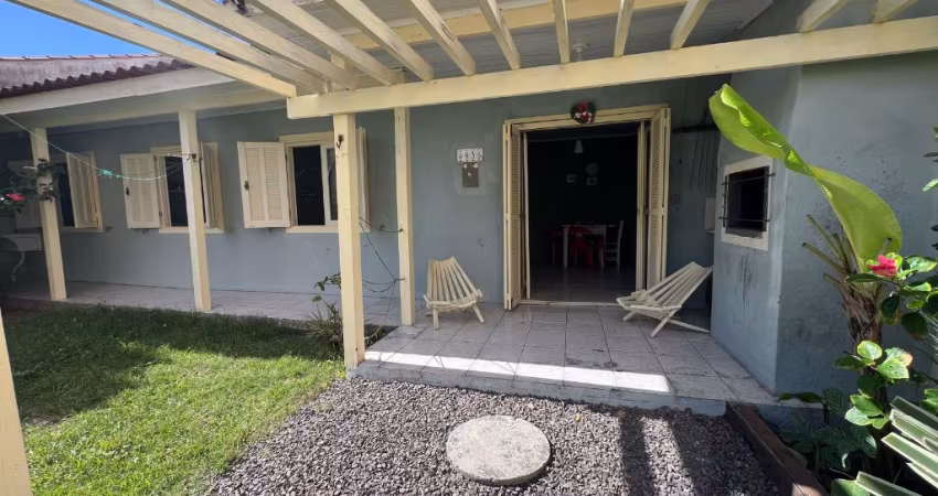 Casa de 03 dormitórios, duas quadras do mar em Salinas - Cidreira/RS