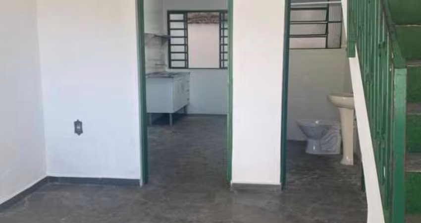 Casa para Locação em Bragança Paulista, Taboão, 1 dormitório, 1 banheiro, 1 vaga