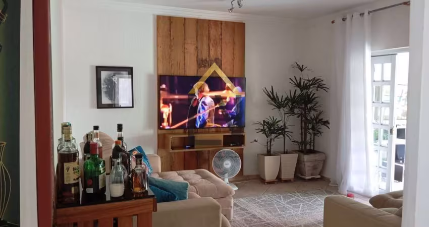 Vende-se Sobrado com 3 dormitórios,1suíte, área gourmet com piscina e 270m²
