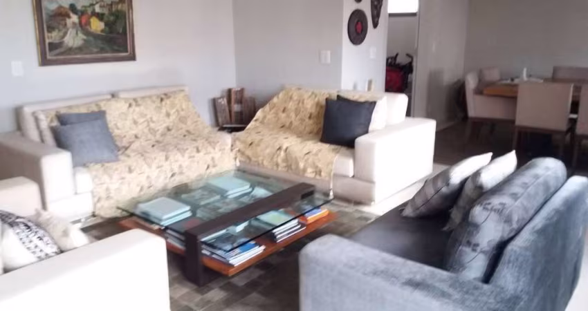 VENDE-SE APARTAMENTO COM 212,5 m² DE ÁREA ÚTIL EM MOEMA