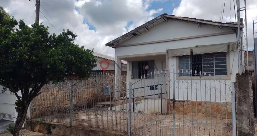 Casa à venda em Marília-SP, Jardim Califórnia: 3 quartos, 1 sala, 1 banheiro, 2 vagas de garagem!
