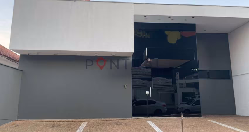 Salão Comercial para Locação no Centro de Marília-SP: 3 Salas, 4 Banheiros, 3 Vagas de Garagem, 300m² de Área.
