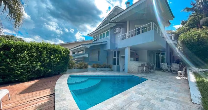 Casa espaçosa mobiliada disponível para locação e venda em Alphaville