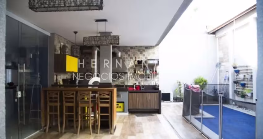 Casa recém reformada com 4 suítes disponível para locação e venda em Alphaville!