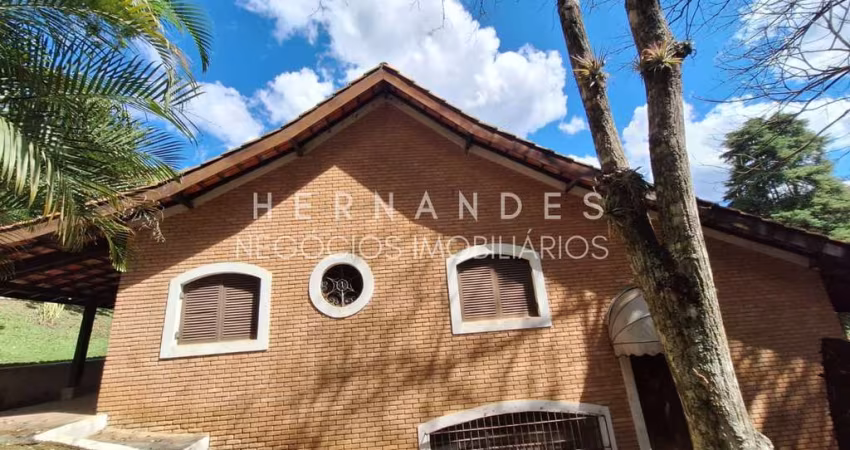 Casa em Condomínio à Venda em Santana de Parnaíba - 4 Quartos, 1 Suíte, 3 Salas, 3 Banheiros, 2 Vagas de Garagem e 750m² de Área.