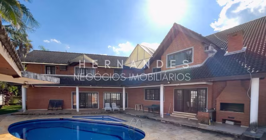 Luxuosa casa em condomínio à venda em Alphaville, Santana de Parnaíba-SP. 5 quartos, 5 suítes, 1 sala, 8 banheiros, 4 vagas, 693m².