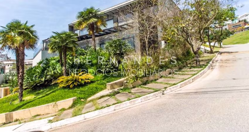 Casa de luxo à venda em Tamboré, Santana de Parnaíba-SP: 5 quartos, 5 suítes, 3 salas, 8 banheiros, 2 vagas, 550m². Venha conhecer!