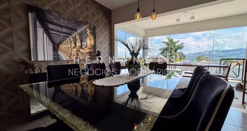 Imponente Casa de Luxo em Alphaville-SP: 4 Suítes, Sala de TV, Salão de Festas e Piscina! Aproveite!
