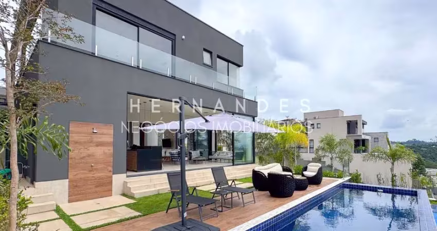 Casa de alto padrão em alphaville - santana de parnaíba-sp: 4 suítes, área gourmet, piscina e energia solar!
