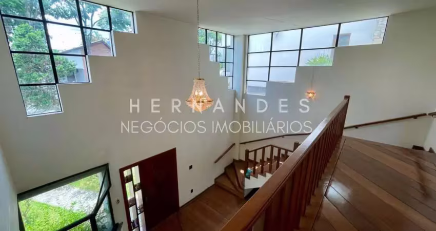 Luxuosa casa em condomínio à venda em alphaville, santana de parnaíba-sp  4 quartos, 4 suítes, 3 salas, 5 banheiros, 5 vagas de garagem, 651 m².