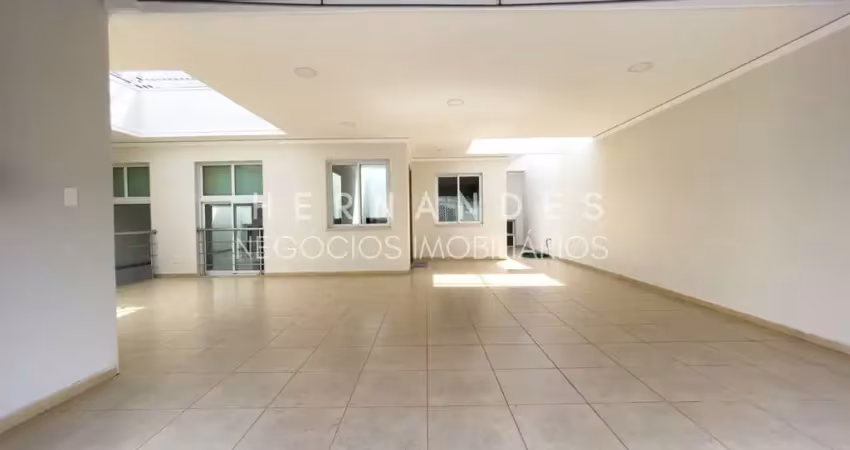 Casa térrea à venda em  com 3 vagas de garagem e 228m² de área.