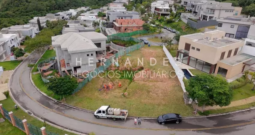 Terreno à venda em condomínio exclusivo em alphaville - santana de parnaíba-sp: 647m² de puro potencial!
