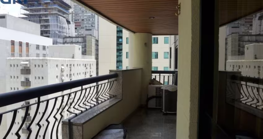 APARTAMENTO REFORMADO COM 156 M², 2 SUÍTES, 3 VAGAS. ALUGÁ-SE  COM A MOBÍLIA