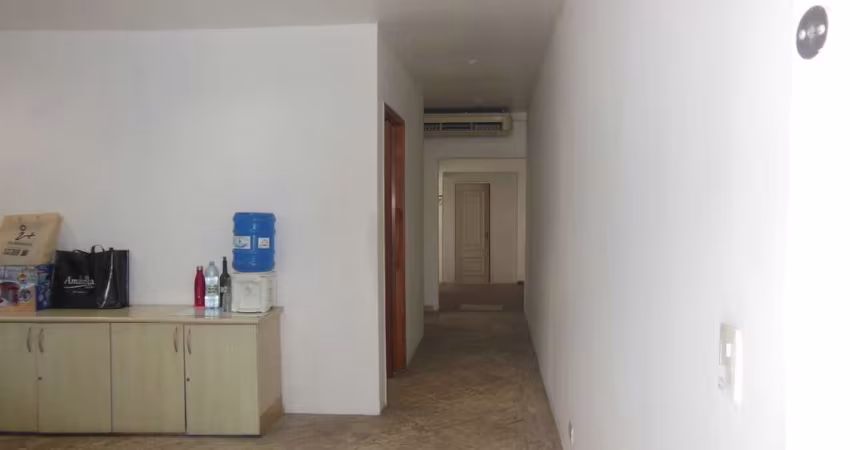 Prédio comercial, 350 m² AC, 10 salas, 6 banheiros