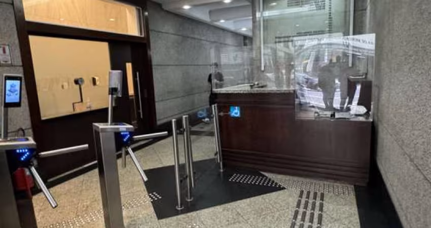 Cj. com. a venda c/ 270 m AU, sala, 2 banheiros, ar condicionado. Próx. metrô São Bento.