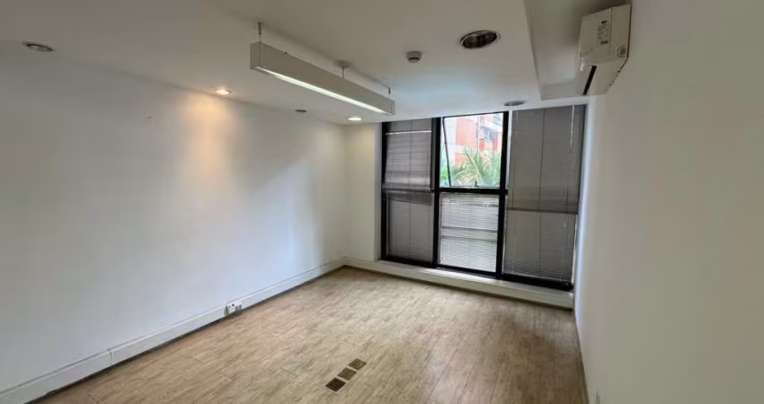 Conjunto Comercial com 130m2 e 2 vagas, próximo ao Metrô Fradique