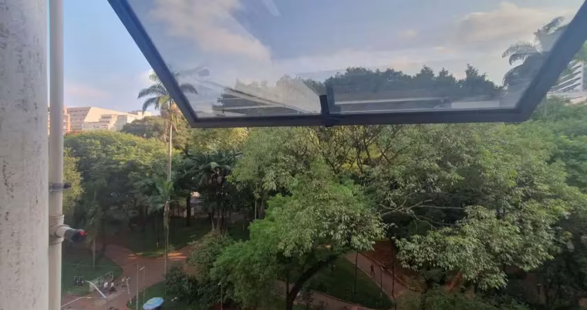 Cj com. p/ locação c/ 273 m. au, divididos em 9 salas, 2 banheiros, ar condic.,sem vaga. república.