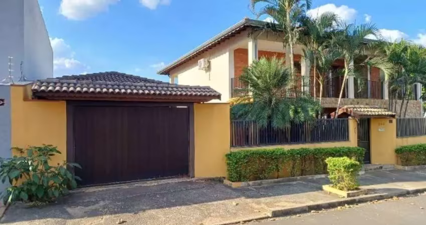Sobrado com 4 dormitórios e piscina em excelente bairro residencial