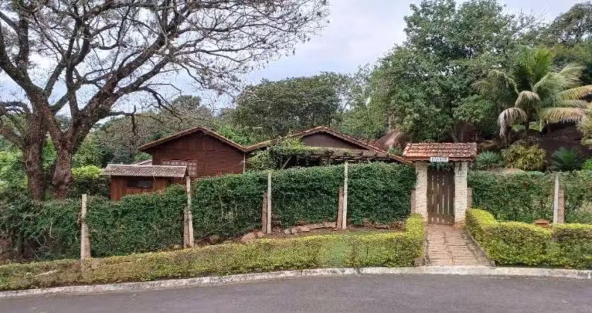 Chácara de 4.200m com casa de madeira e piscina no vale das laranjeiras