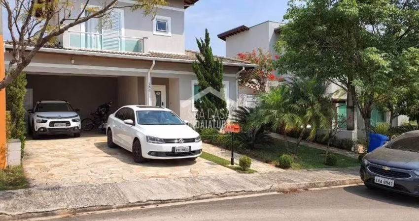 Sobrado com 3 suítes e piscina em condomínio Fechado