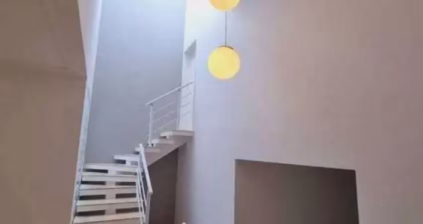 Sobrado com 3 suítes e quintal com spa em condomínio fechado