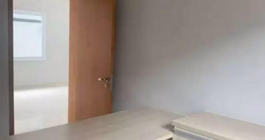 Sobrado com 3 suítes e piscina em condomínio fechado