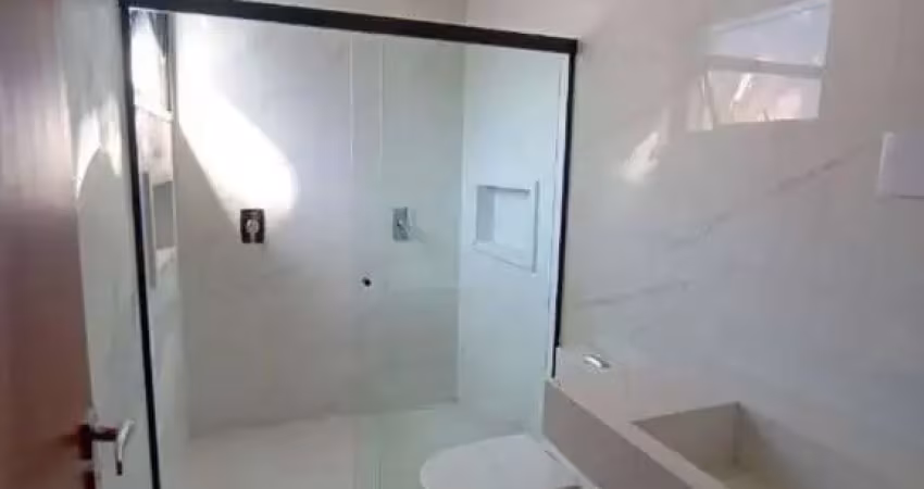Casa terrea nova com 3 suítes e piscina no condomínio maria josé