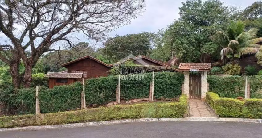 Chácara de 4.200m com casa de madeira e piscina no vale das laranjeiras