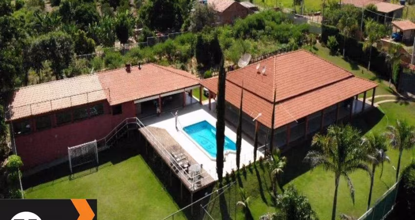 Linda chácara á venda no Campo do Meio em Araçoiaba da Serra, com 5148 m2 de área e 800 m2 de construção, com lazer total Piscina, Campo de Futebol