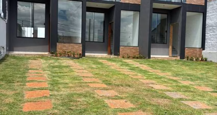 Seus problemas acabaram! Apresentamos este incrível sobrado de rua à venda, com todos os atributos que você procura:  2 suítes