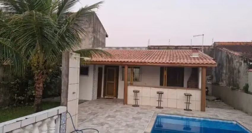 Estamos vendendo esta edícula, super charmosa com um espaço incrível, com um terreno de 360 metros quadrados e uma ampla piscina de 30,00 x 6,00 com deck.