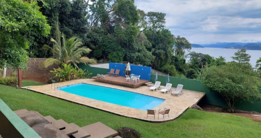 Espetacular propriedade composta por três casas com vista para o mar