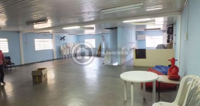Salão comercial com 2 andares, sendo 200 mts embaixo e 200 mts em cima, totalizando 400 mts quadrados no total. são 2 salões amplos e mais 4 salas de apoio e mais 4 banheiros.