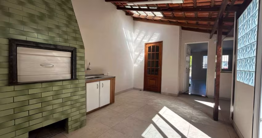 VENDA- Casa de condomínio 2 quartos, 1 vaga de garagem, reformada e churrasqueir