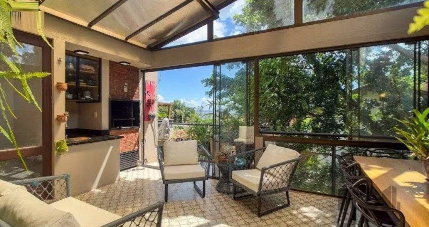 Vende-se ampla casa em condomínio com 3 dorm sendo 2 suítes, com 2 vagas e terra