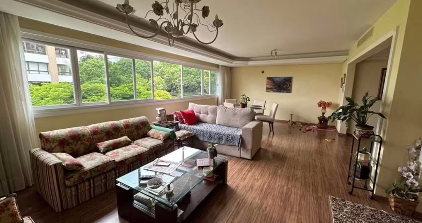 Vende-se amplo apartamento 3 quartos com suíte, 2 vagas - 153m² - Bom Fim